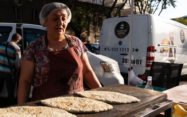 Ստեփանակերտցի կանայք Հյուսիսային պողոտայում ժենգյալով հաց են պատրաստում  - Sputnik Արմենիա