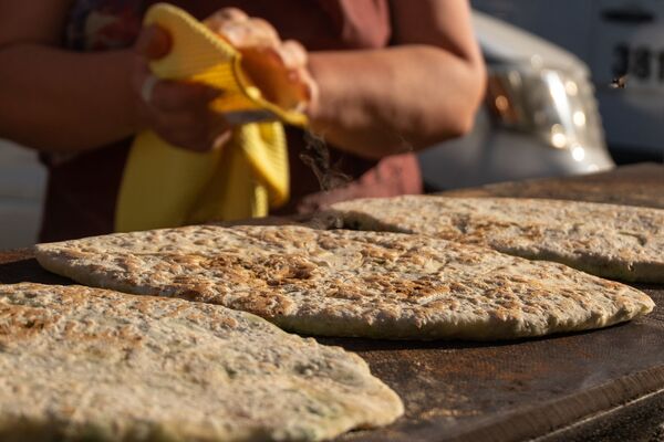 Ժենգյալով հացի հերթ Հյուսիսային պողոտայում. ստեփանակերտցի կանայք որոշել են օգնել բանակին - Sputnik Արմենիա