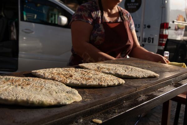 Ժենգյալով հացի հերթ Հյուսիսային պողոտայում. ստեփանակերտցի կանայք որոշել են օգնել բանակին - Sputnik Արմենիա