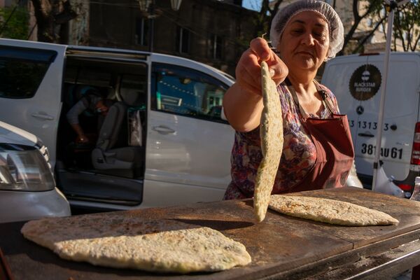 Карабахский дух и вкус: как в центре Еревана выстроилась огромная очередь за женгялов хац - Sputnik Армения