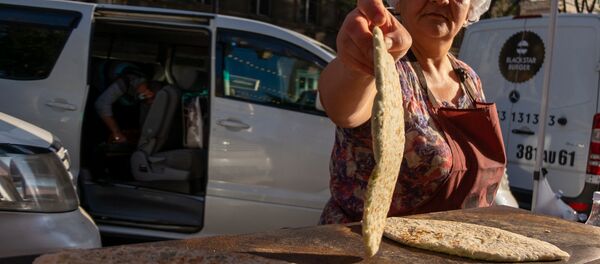 Женщины, прибывшие из Степанакерта, готовят и продают “женгялов хац” в центре Еревана (19октября 2020). Еревaн - Sputnik Արմենիա