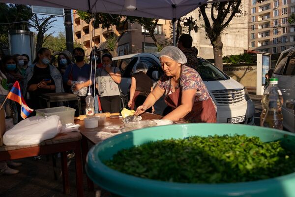 Ժենգյալով հացի հերթ Հյուսիսային պողոտայում. ստեփանակերտցի կանայք որոշել են օգնել բանակին - Sputnik Արմենիա