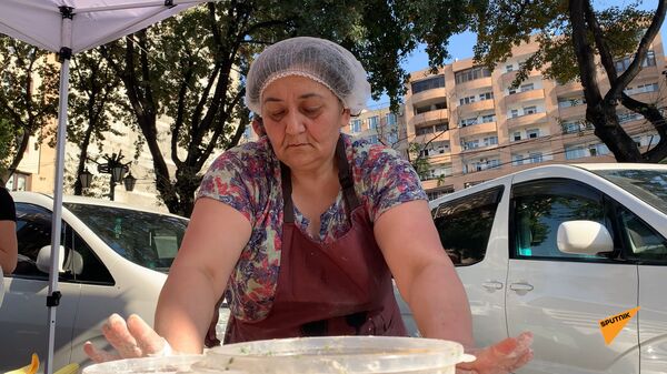Карабахский дух и вкус: как в центре Еревана выстроилась огромная очередь за женгялов хац - Sputnik Армения