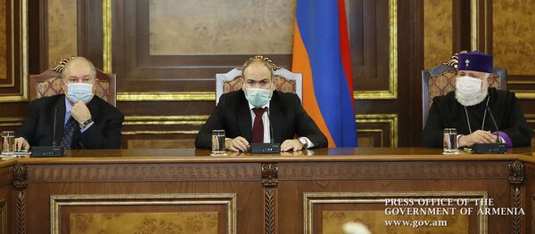 Премьер-министр Никол Пашинян, президент Армен Саркисян и Католикос Гарегин II на внеочередном заседании Совета Безопасности (19 октября 2020)/ Еревaн - Sputnik Армения