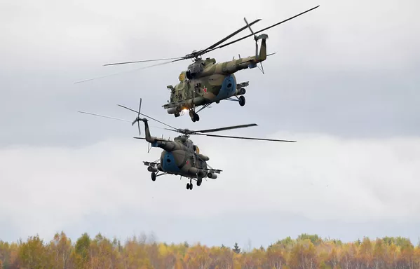 Вертолеты Ми-8 во время командно-штабных учений ОДКБ Нерушимое братство 2020 на полигоне Лосвидо под Витебском - Sputnik Армения