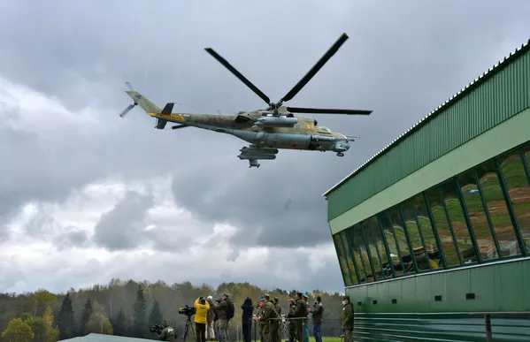 Вертолет Ми-24 во время командно-штабных учений ОДКБ Нерушимое братство – 2020 на полигоне Лосвидо под Витебском - Sputnik Армения
