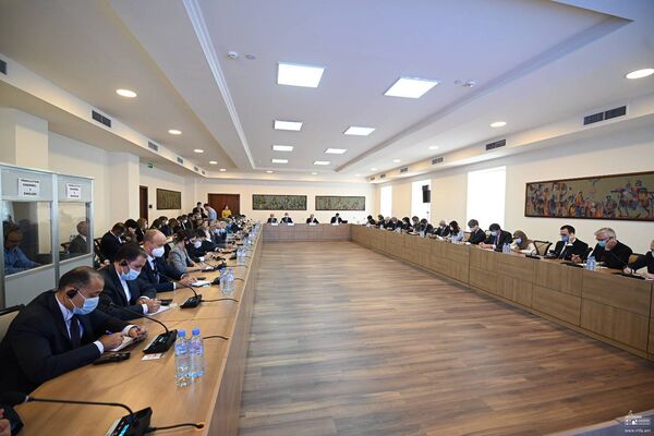 Азербайджан применяет запрещенное оружие: встреча с зарубежным дипломатами в МИД Армении - Sputnik Армения