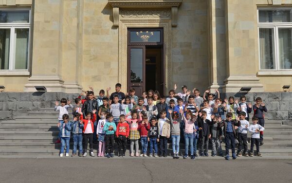 В резиденции президента Армении приняли детей из Арцаха, вынужденно переехавших в Армению из-за турецко-азербайджанской агрессии (20 октября 2020). Еревaн - Sputnik Армения