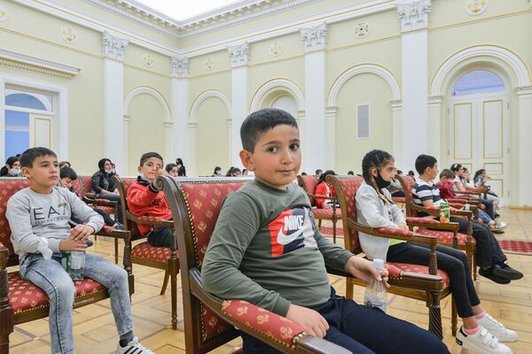 «Ուզում եմ` խաղաղություն լինի և հայրիկները գան տուն». արցախցի երեխաները` նախագահականում «Ուզում եմ` խաղաղություն լինի և հայրիկները գան տուն». արցախցի երեխաները` նախագահականում - Sputnik Արմենիա