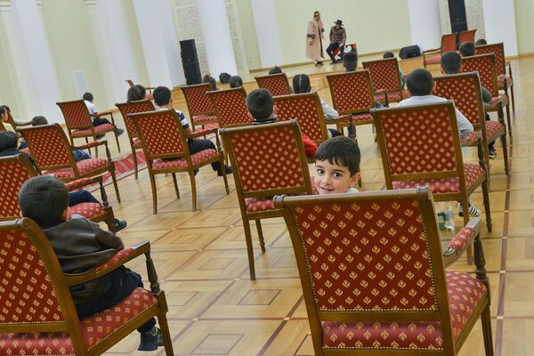 «Ուզում եմ` խաղաղություն լինի և հայրիկները գան տուն». արցախցի երեխաները` նախագահականում «Ուզում եմ` խաղաղություն լինի և հայրիկները գան տուն». արցախցի երեխաները` նախագահականում - Sputnik Արմենիա