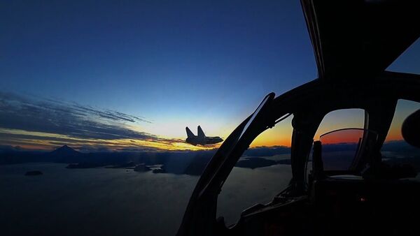 Перехват на рассвете: ночные учения летчиков авиаполка Тихоокеанского флота на Камчатке - YouTube - Sputnik Армения