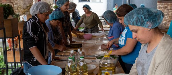 Временно живущие в Дилижане жители Карабаха пекут женгялов хац - Sputnik Армения