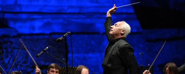 Музыканты Государственного камерного оркестра Виртуозы Москвы и дирижер, солист Виртуозов Москвы Владимир Спиваков выступают на концерте (9 мая 2019). Сид - Sputnik Արմենիա