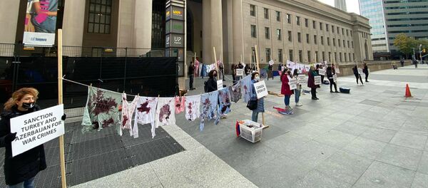 Армянская молодежь демонстрирует художественную инсталляцию художницы Мариам Мугрусян в акции протеста против войны в Карабахе (21 октября 2020). Торонто Армянская молодежь демонстрирует художественную инсталляцию художницы Мариам Мугрусян в акции протеста против войны в Карабахе (21 октября 2020). Торонто - Sputnik Армения