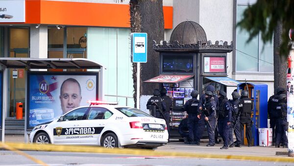 Сотрудники правоохранительных органов возле отделения банка, где неизвестный мужчина захватил заложников (21 октября 2020). Зугдиди - Sputnik Արմենիա