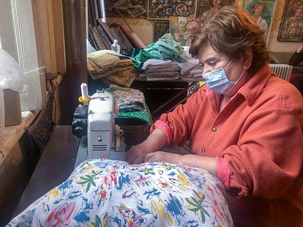 Подушки и повязки для солдат: как художница из Гюмри превратила мастерскую в ателье - Sputnik Армения