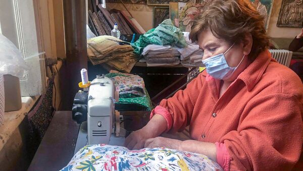 Заслуженный артист РА, художник Сусанна Мкртчян с сестрами шьет подушки и повязки для передовой в своей мастерской в Гюмри - Sputnik Արմենիա