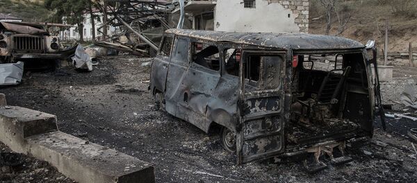 Сгоревший автомобиль скорой помощи у госпиталя в Мартакерте, разрушенного в результате обстрела (15 октября 2020). Карабах Сгоревший автомобиль скорой помощи у госпиталя в Мартакерте, разрушенного в результате обстрела (15 октября 2020). Карабах - Sputnik Արմենիա