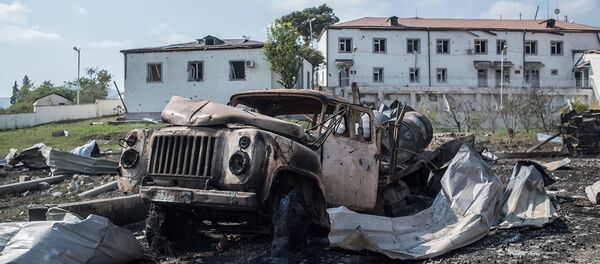 Сгоревший автомобиль у госпиталя в Мартакерте, разрушенного в результате обстрела (15 октября 2020). Карабах - Sputnik Армения