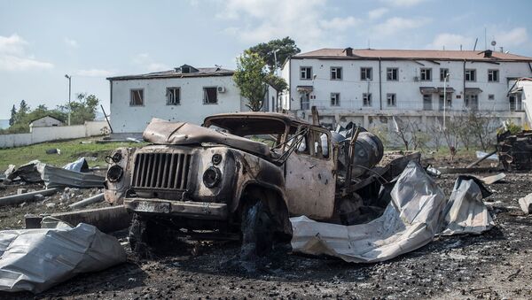 Сгоревший автомобиль у госпиталя в Мартакерте, разрушенного в результате обстрела (15 октября 2020). Карабах - Sputnik Արմենիա