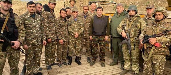 Президент НКР Араик Арутюнян на передовой - Sputnik Армения