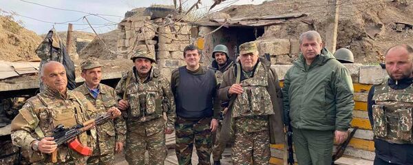 Президент НКР Араик Арутюнян на передовой - Sputnik Արմենիա