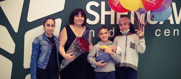 У Гаяне Алавердян из Степанакерта родилась дочка Виктория в медицинском центре Шенгавит (22 октября 2020)/ Еревaн - Sputnik Армения