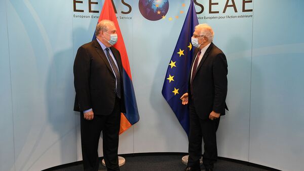 Президент Армении Армен Саркисян встретился с главой внешнеполитического ведомства ЕС Джозепом Боррелем (22 октября 2020). Брюссель - Sputnik Արմենիա