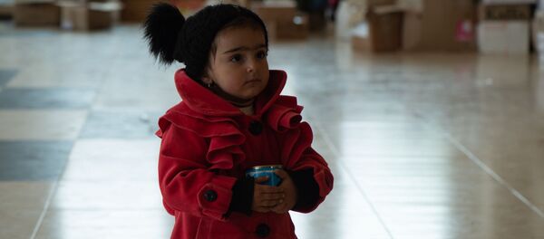 Расфасовка гуманитарной помощи в одном из центров в Горисе - Sputnik Армения