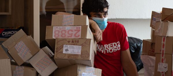 Расфасовка гуманитарной помощи в одном из центров в Горисе Расфасовка гуманитарной помощи в одном из центров в Горисе - Sputnik Армения