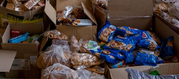 Расфасовка гуманитарной помощи в одном из центров в Горисе - Sputnik Армения