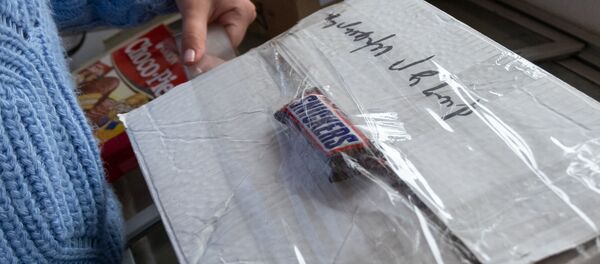 Расфасовка гуманитарной помощи в одном из центров в Горисе - Sputnik Армения