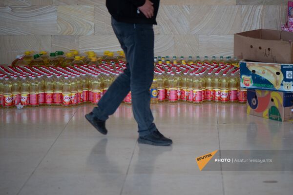 Расфасовка гуманитарной помощи в одном из центров в Горисе - Sputnik Армения