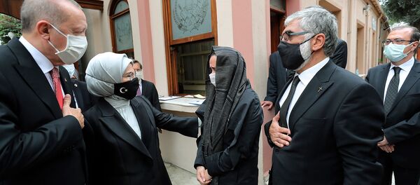 Президент Турции Реджеп Эрдоган с супругой Эмине беседуют с членами семьи умершего Маркара Эсаяна во время траурной церемонии в церкви армянского патриархата (22 октября 2020). Стамбул - Sputnik Արմենիա