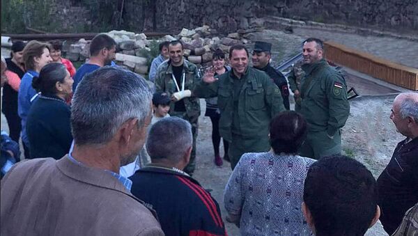 Министр обороны Давид Тоноян встретился с жителями прифронтовых населенных пунктов Карабаха - Sputnik Արմենիա
