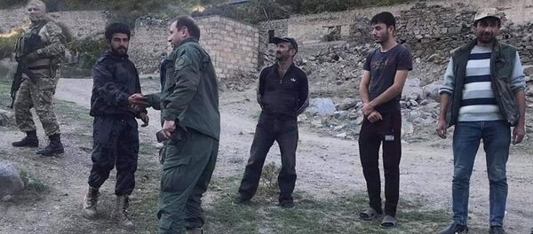 Министр обороны Давид Тоноян встретился с жителями прифронтовых населенных пунктов Карабаха - Sputnik Армения