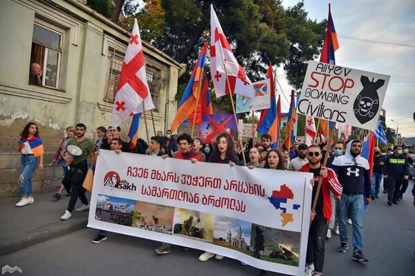 В Тбилиси армяне провели масштабный митинг-шествие в поддержку Карабаха В Тбилиси армяне провели масштабный митинг-шествие в поддержку Карабаха - Sputnik Армения