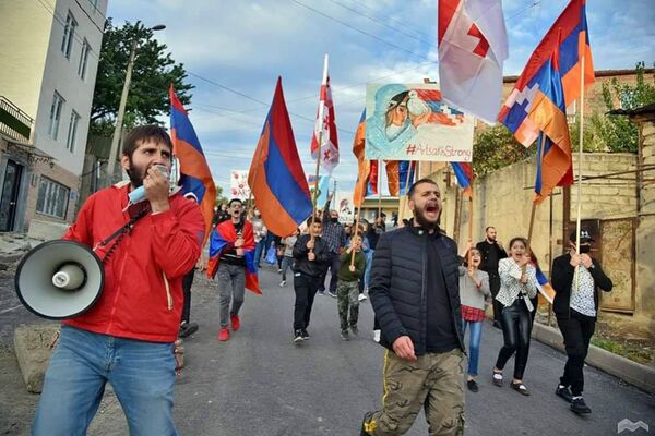 В Тбилиси армяне провели масштабный митинг-шествие в поддержку Карабаха В Тбилиси армяне провели масштабный митинг-шествие в поддержку Карабаха - Sputnik Армения