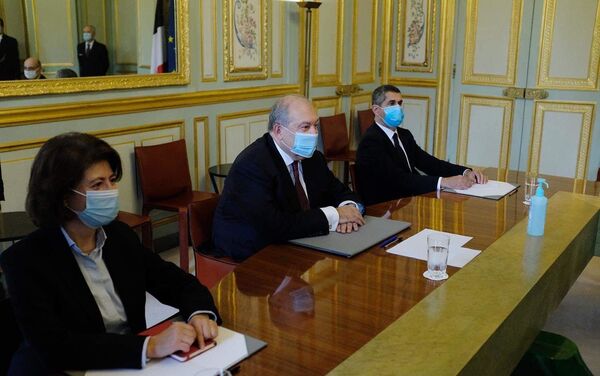 Президенты Армении и Франции Армен Саркисян и Эммануэль Макрон на встрече в Елисейском дворце (22 октября 2020). Париж - Sputnik Армения