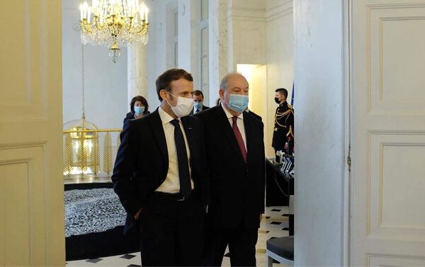 Президенты Армении и Франции Армен Саркисян и Эммануэль Макрон на встрече в Елисейском дворце (22 октября 2020). Париж - Sputnik Армения