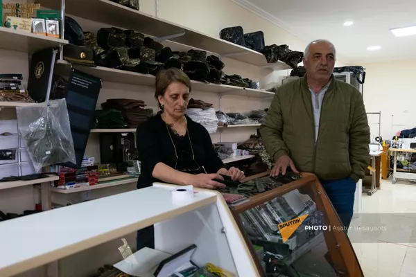 Ради мира и победы: в семейном ателье в Горисе бесплатно шьют форму для добровольцев Ради мира и победы: в семейном ателье в Горисе бесплатно шьют форму для добровольцев - Sputnik Армения