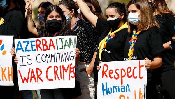 Армяно-ливанские студенты держат плакаты, призывая ООН выступить против нападений Азербайджана в Карабахe (23 октября 2020). Бейрут - Sputnik Армения