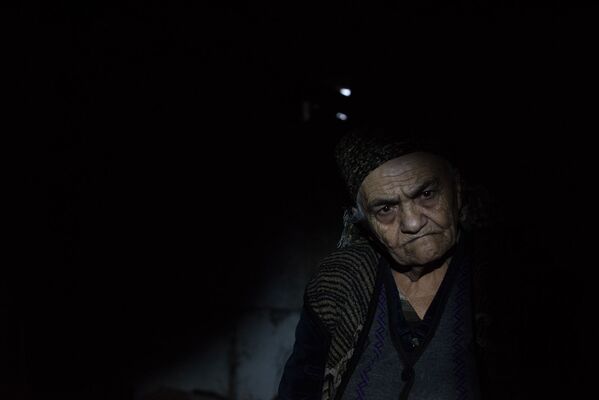 Пожилая женщина в подвале дома из-за обстрелов Степанакерта (19 октября 2020). Карабах - Sputnik Армения
