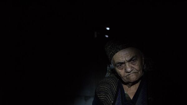 Пожилая женщина в подвале дома из-за обстрелов Степанакерта (19 октября 2020). Карабах - Sputnik Արմենիա