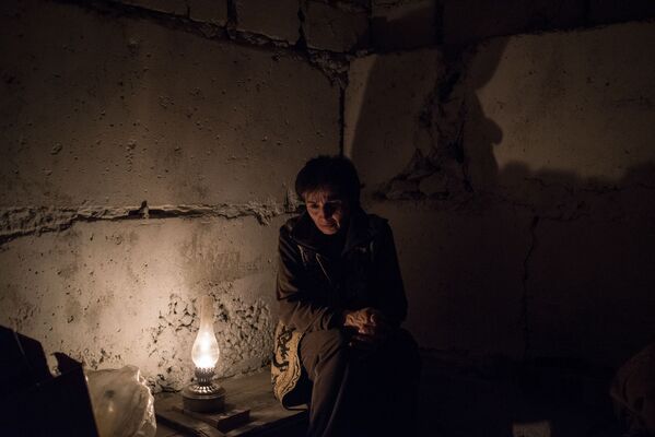 Женщина у керосиновой лампы в подвале дома из-за обстрелов Степанакерта (19 октября 2020). Карабах - Sputnik Армения