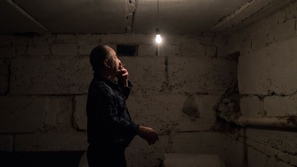 Мужчина в подвале жилого дома в Степанакерте (20 октября 2020). Карабах - Sputnik Армения