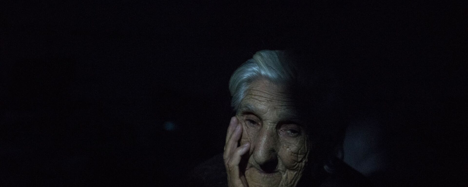 Женщина в подвале жилого дома в Степанакерте (20 октября 2020). Карабах - Sputnik Արմենիա, 1920, 02.03.2021