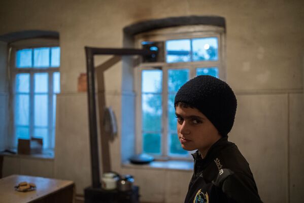 Мальчик из прифронтового района в здании школы в Степанакерте (21 октября 2020). Карабах - Sputnik Армения