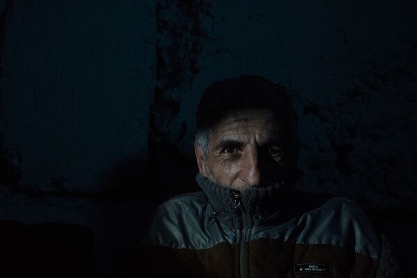 Мужчина в подвале жилого дома в Степанакерте (21 октября 2020). Карабах - Sputnik Армения