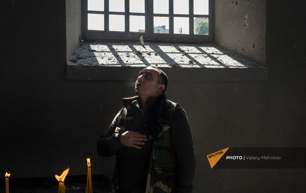 Мужчина в Соборе Казанчецоц, разрушенном во время обстрела города Шуши (11 октября 2020). Карабах - Sputnik Армения